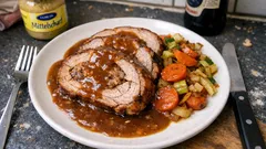 Saftiger Schweine-Rollbraten aus dem Bräter – mit kräftiger Bratensoße, die immer gelingt