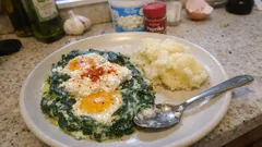 Ofeneier auf Rahmspinat mit Frischkäse – dazu cremiges Kartoffelpüree