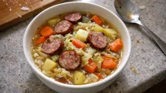 Deftige Gemüsesuppe mit Salsiccia: so wird sie in einem Topf schön kräftig und sämig
