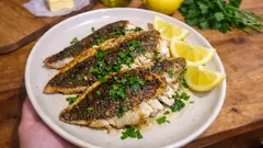 Schollenfilet aus der Pfanne: knusprige Haut, zartes Fleisch – in 10 Minuten