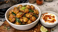 Bratkartoffeln mal anders: knusprig mit Curryblättern & Panch Phoron, dazu Chili-Feigen-Joghurt