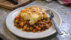 Gemüsetopf mit Käsepüree-Haube aus dem Ofen – herzhaft und wunderbar cremig