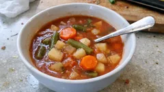 Gemüsesuppe mit grünen Bohnen in Tomatenbrühe – leicht, sämig und schnell gemacht