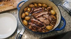 Zickleinbraten aus dem Ofen: saftige Keulen mit Senf, Kräutern und Bräter-Kartoffeln