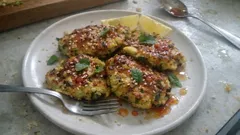 Zucchini-Halloumi-Puffer mit Sesam – knusprig, saftig und mit Chili-Honig-Zitrone