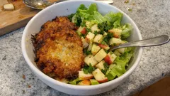 Kartoffelpuffer mal anders: als Salat-Bowl mit Apfel und Senf-Dressing