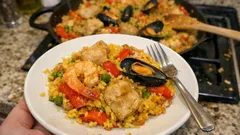 Paella mit Muscheln und Hähnchen – gelingsicher aus einer Pfanne, perfekt zum Teilen
