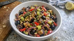 Mediterraner Antipasti-Salat aus der Pfanne – lauwarm besonders aromatisch