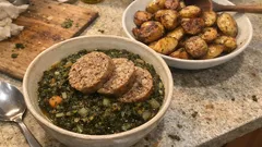 Vegetarischer Grünkohl mit „Pinkel“ – so gelingt der norddeutsche Klassiker ohne Fleisch