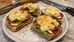 Raclette-Baguette aus dem Ofen: mit Dijon, Bündnerfleisch und Apfel in 5 Minuten gratiniert