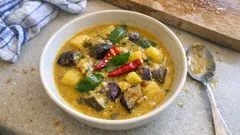 Cremiges Auberginencurry mit Kartoffeln und Kokosmilch – unkompliziert und sättigend