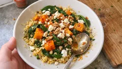 Hirsepfanne mit Kürbis, Spinat und Feta – mit Harissa schnell würzig auf dem Tisch