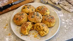 Saftige Kürbisbrötchen mit Vollkorn – bleiben dank Kürbispüree lange frisch