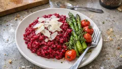 Rotes Bete-Risotto mit Ofenspargel – cremig, aromatisch und perfekt für den Frühling