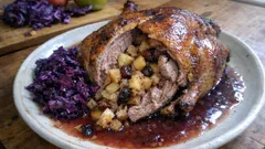 Gefüllte Ente mit Apfel und Rotkohl – so wird sie saftig und die Haut richtig kross