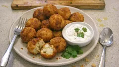 Knusprige Blumenkohl-Kartoffel-Bällchen mit Garam Masala – einfach selbst machen