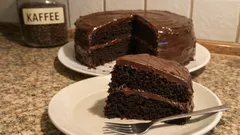 Saftiger Schokoladenkuchen mit Schoko-Sahne-Creme – so gelingt er schön glänzend