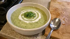 Cremige Kartoffel-Kräutersuppe mit Sellerie – so bleibt das Grün richtig frisch