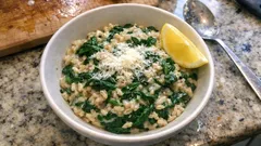 Cremiges Spinatrisotto mit Vollkornreis – so gelingt es schön sämig mit Zitrone & Parmesan