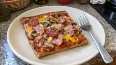Blechpizza mit Vollkornteig: knusprig, saftig und ideal für viele Esser