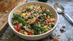 Vegane Reispfanne mit buntem Gemüse – so wird Reis vom Vortag ein schnelles Abendessen