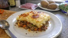 Shepherd’s Pie aus dem Ofen: Hackfleischauflauf mit goldbrauner Kartoffelhaube