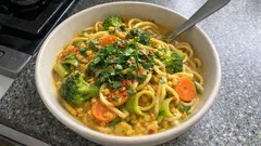 Cremige One-Pot-Nudelpfanne mit Kokosmilch, roten Linsen und Mie-Nudeln