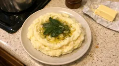 Kartoffelpüree mit Salbeibutter – so wird es besonders cremig mit feinem Kräuter-Twist