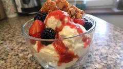 Vanille-Eisbecher mit Beeren und knusprigem Mandelkaramell – einfach selbst gemacht