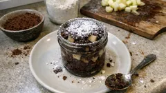 Schokokuchen im Glas mit Birne – saftig, würzig und ganz unkompliziert