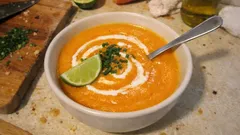 Samtige Möhrencremesuppe mit Ingwer und Limette – so gelingt sie schön cremig