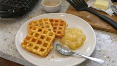 Kartoffelwaffeln mit Apfelmus: knusprig aus dem Waffeleisen, schnell gemacht