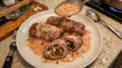 Gefüllte Kalbsröllchen mit Rosinen & Pistazien – zart geschmort in Rosé-Sahnesauce