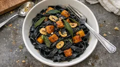 Schwarze Bandnudeln mit Kürbis und knusprigem Salbei – schnell, elegant, herrlich aromatisch
