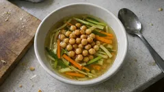 Klare Gemüsebrühe mit Einlage: So wird sie aromatisch – mit gerösteter Zwiebel & Backerbsen