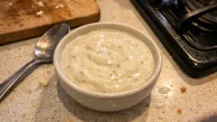 Cremige Knoblauchsoße mit Weißwein – in 15 Minuten fertig und angenehm mild