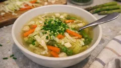 Frühlingsgemüsesuppe mit grünem Spargel – leicht, warm und in 20 Minuten fertig