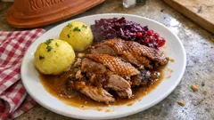 Gänsebraten im Römertopf: knusprige Haut, zartes Fleisch, Rotkohl & Klöße