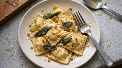 Hausgemachte Ravioli mit Haselnussfüllung – in duftender Salbeibutter geschwenkt