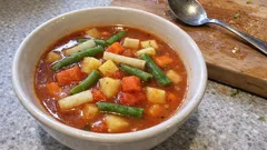 Gemüsesuppe mit grünen Bohnen: tomatig, leicht und trotzdem richtig sättigend