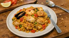 Paella aus der Pfanne: Safranreis mit Hähnchen, Fisch und Muscheln – gelingsicher