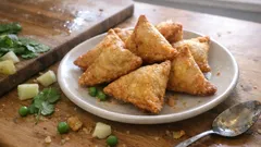 Knusprige Samosas mit Kartoffel-Erbsen-Füllung – so gelingen sie zu Hause