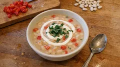 Weiße Bohnensuppe wie aus Omas Küche – sämig, günstig und richtig aromatisch