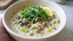 Hackfleisch-Lauch-Suppe mit Mozzarella: in 20 Minuten würzig und angenehm cremig