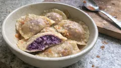 Ravioli mit Rotkohlfüllung: Hausgemachte Pasta mit Ricotta und feiner Rotwein-Note