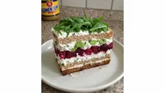Herzhafte Brottorte ohne Backen – mit Roter Bete, Rucola und Frischkäsecreme