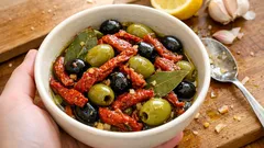 Tomaten-Oliven-Tapas in Knoblauch-Zitronen-Öl – in 10 Minuten vorbereitet