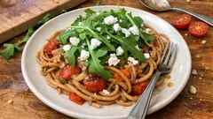 Feierabend-Pasta mit Ziegenkäse, Kirschtomaten & Rucola – in einer Pfanne ganz einfach