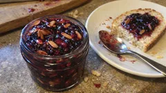 Süßer Beerenaufstrich mit gerösteten Mandeln – in 15 Minuten im Glas