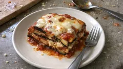 Auberginen-Lasagne ohne Fleisch: mit Spinat-Ricotta, Béchamel und Büffelmozzarella